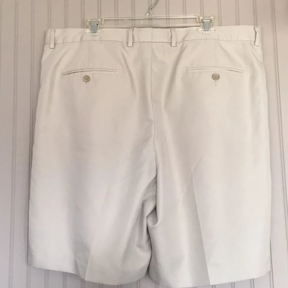 Daniel Cremieux khaki color mens shorts size 40